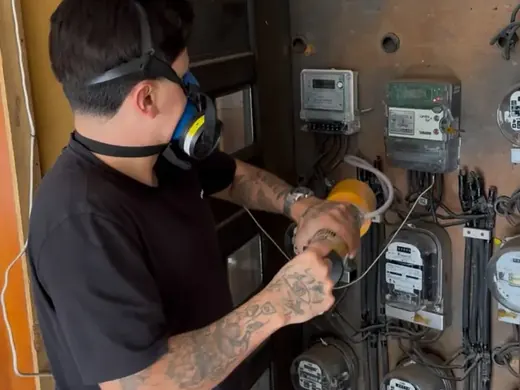 Aplicação de pó químico em quadro elétrico